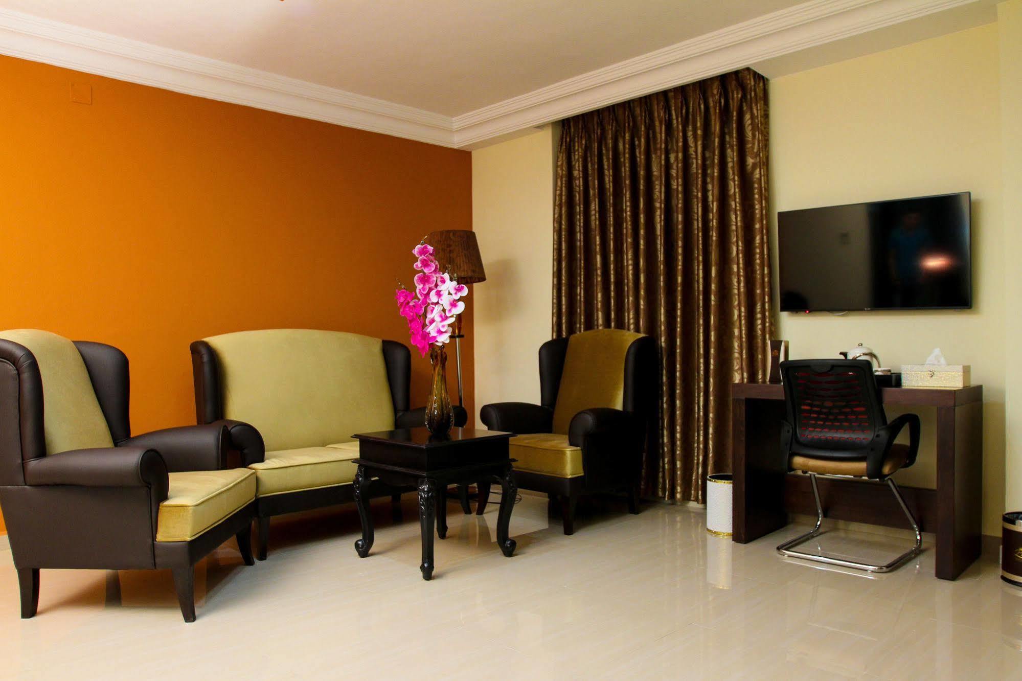 Queen Plaza Hotel เฮบรอน ภายนอก รูปภาพ