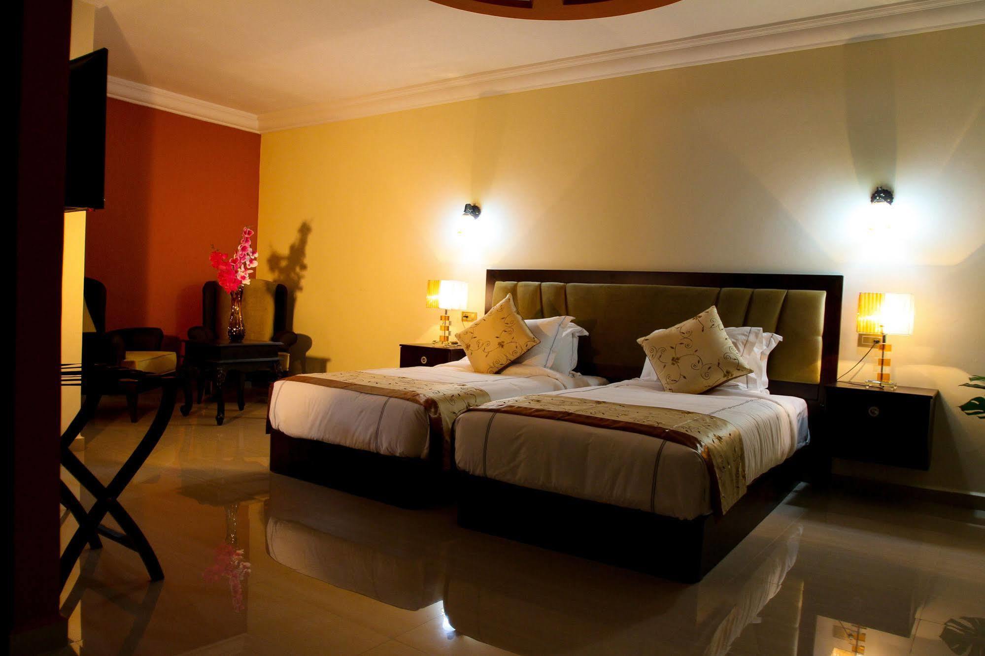 Queen Plaza Hotel เฮบรอน ภายนอก รูปภาพ