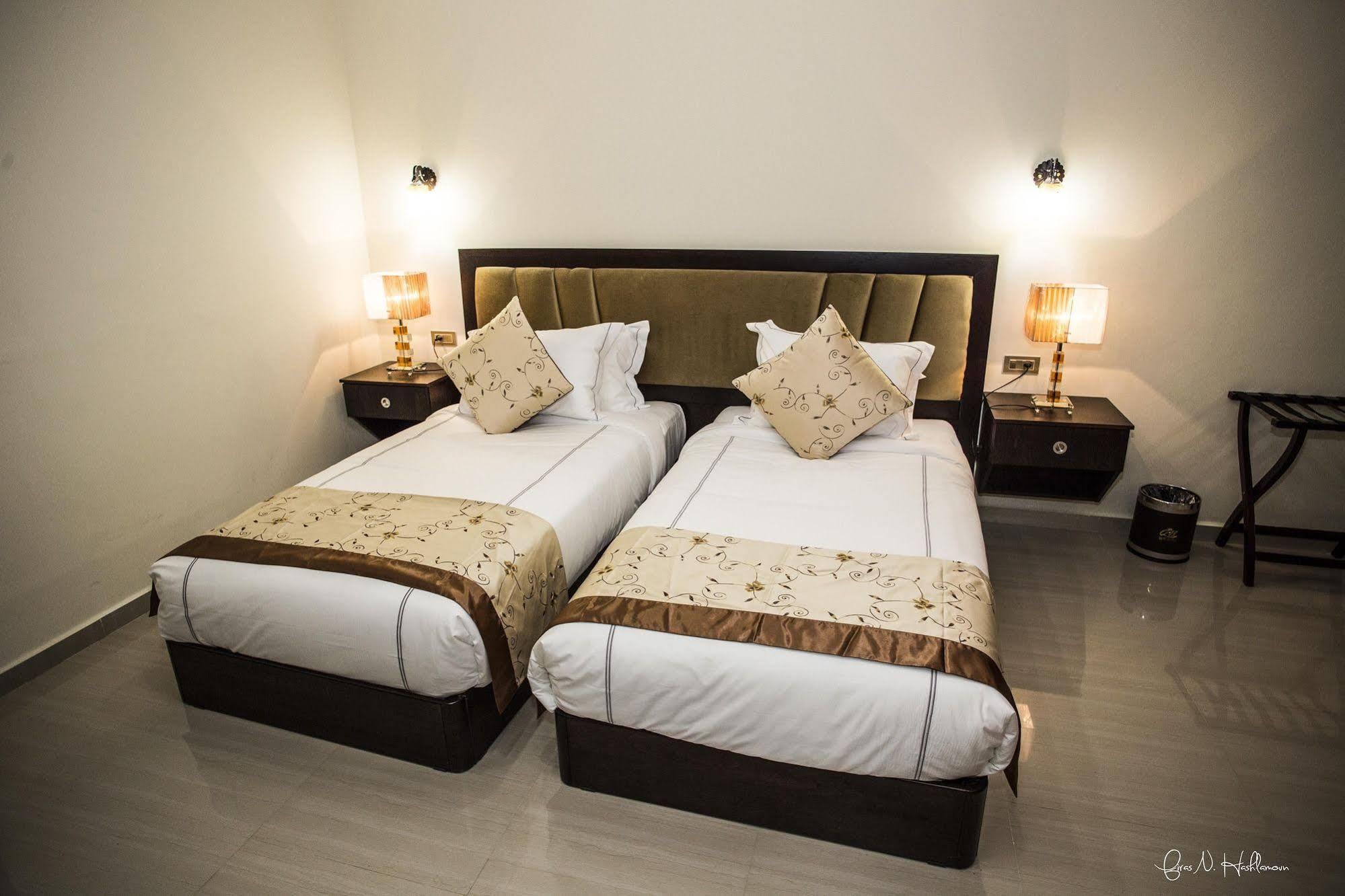 Queen Plaza Hotel เฮบรอน ภายนอก รูปภาพ