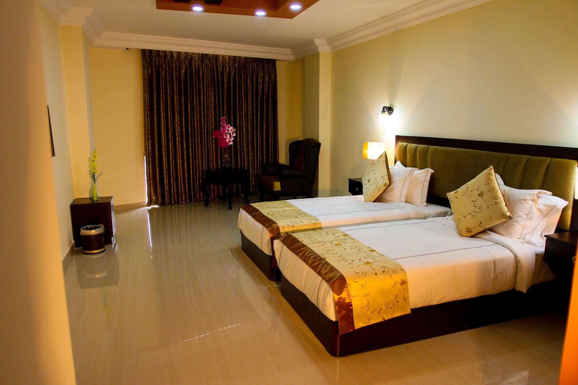 Queen Plaza Hotel เฮบรอน ภายนอก รูปภาพ