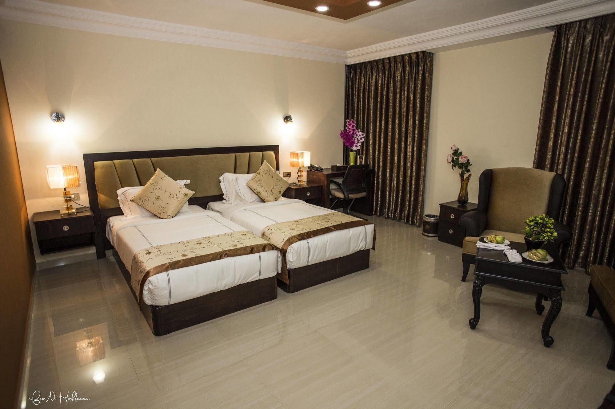 Queen Plaza Hotel เฮบรอน ภายนอก รูปภาพ